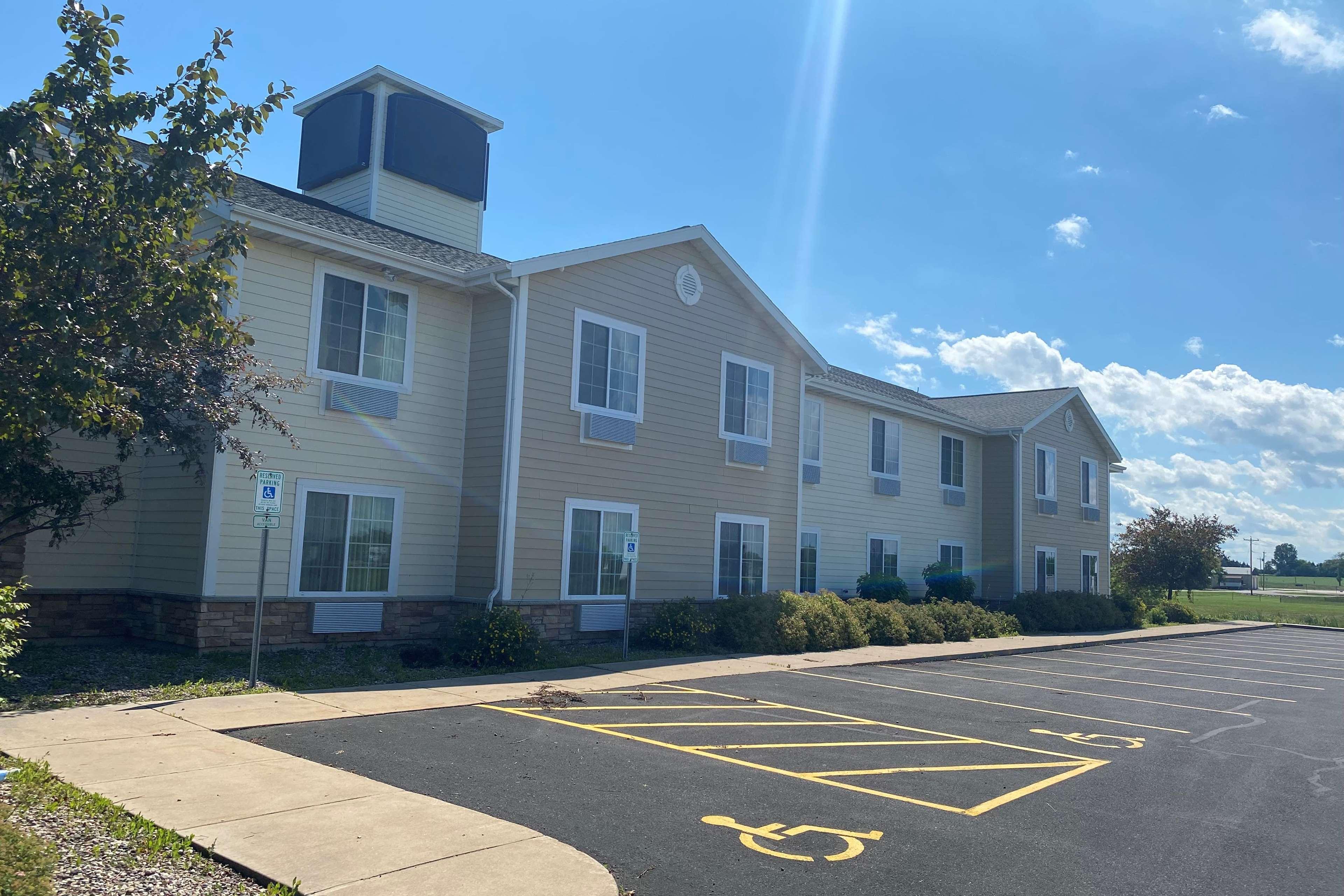 Americinn By Wyndham Oshkosh Buitenkant foto