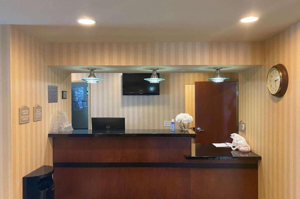 Americinn By Wyndham Oshkosh Buitenkant foto